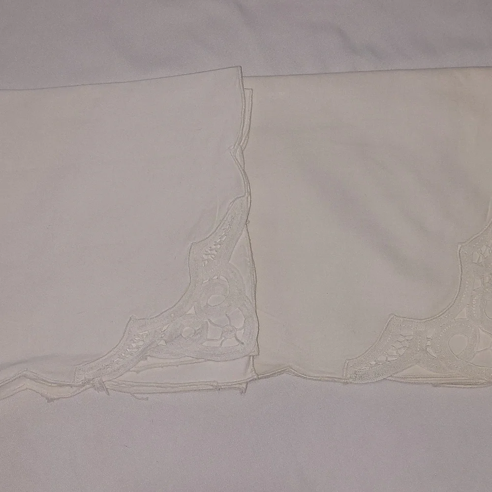 White Lace Table Napkins .Lot Of 4 .Good Condition